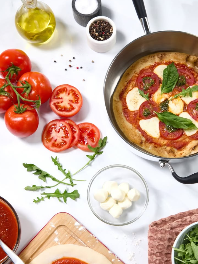 Pizza artesanal en sartén de acero premium