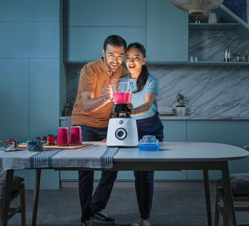 Familia aprendiendo a preparar recetas saludables en casa