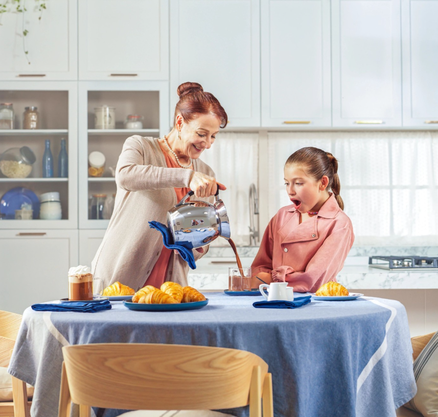Familia disfrutando el desayuno preparado en clase de demostración